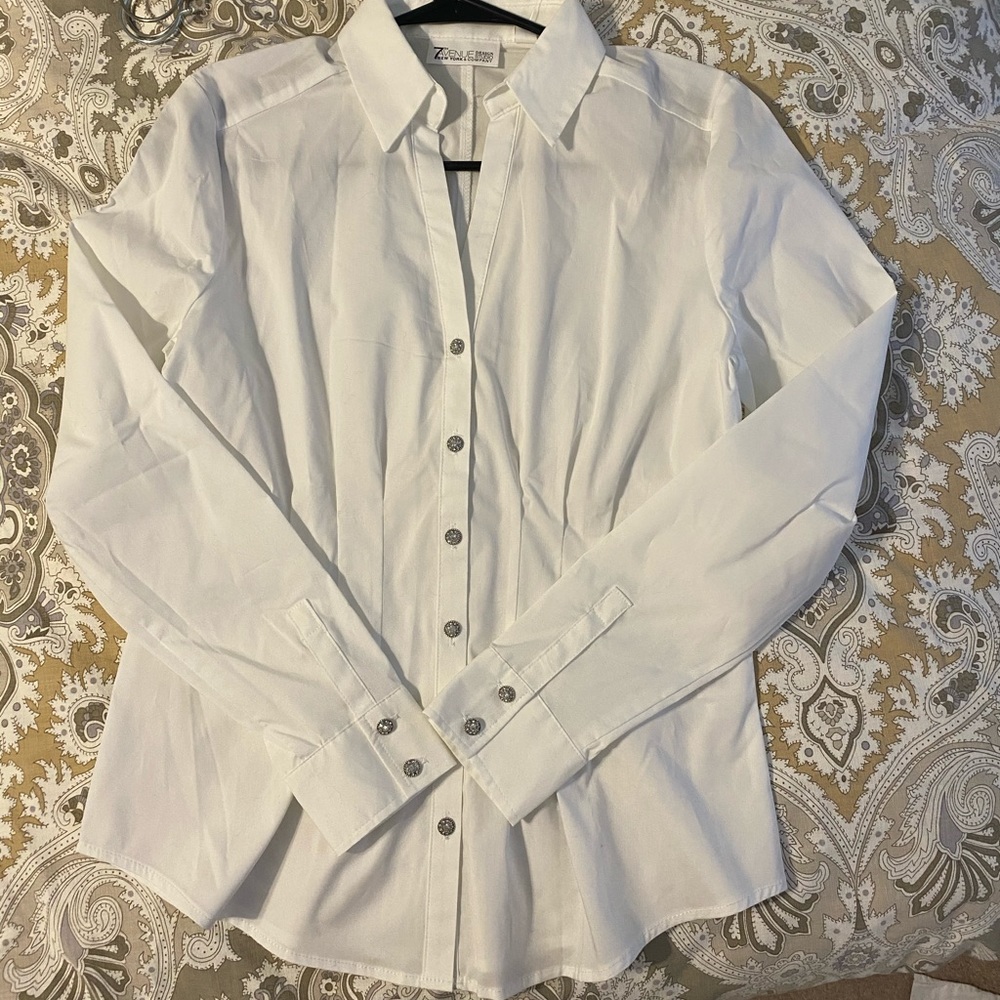 🌟NWT🌟 New York & Company V-neck Button Down